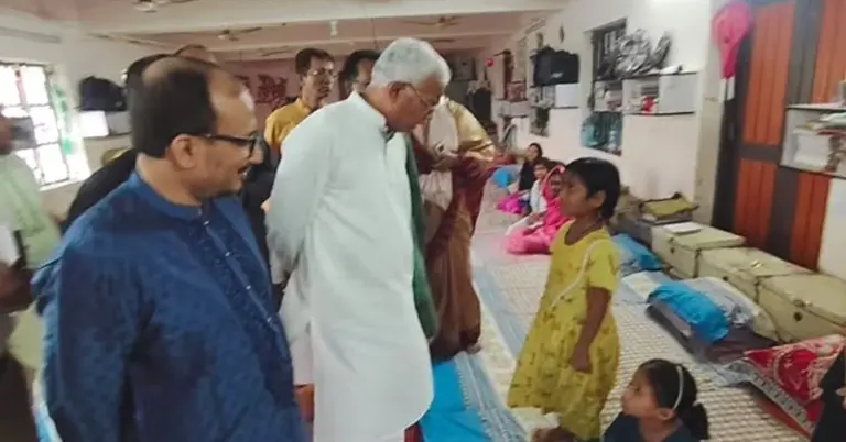 সুবিধাবঞ্চিত শিশুদের খোঁজখবর নিচ্ছেন সমাজকল্যাণমন্ত্রী